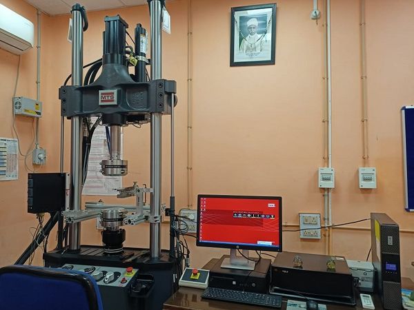 इस्पात मंत्रालय के सहयोग से बीएचयू आईआईटी के मेटलिर्जकल इंजीनियरिंग विभाग में बनाई गई लैब।