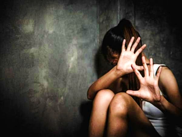 614 साल की नौकरानी से मालकिन की दरिंदगी: घर आने वाले मेहमानों से जबरदस्ती बनवाती थी शारीरिक संबंध, मना करने पर चाकू से गोदा; गर्भवती हुई तो हुआ खुलासा