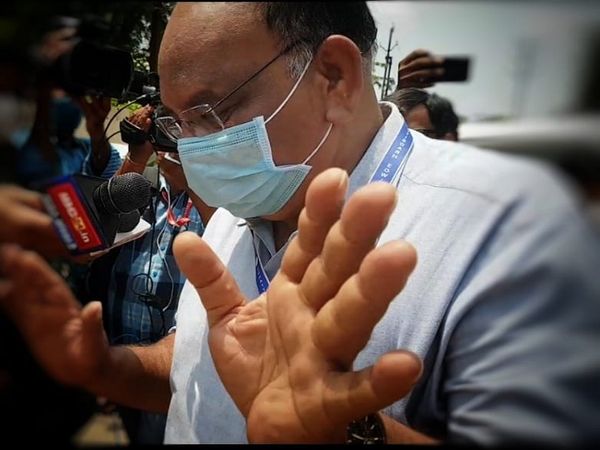 EOW के एक अफसर बाहर निकले मीडिया ने उन्हें सवालों के साथ घेर लिया। हालांकि अफसर ने हाथों से इशारा करते हुए कह दिया कि वह फिलहाल कुछ नहीं बता सकते।