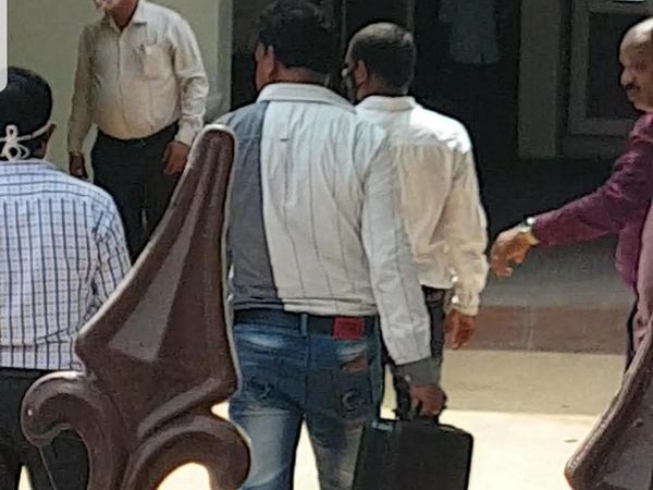 एक कर्मचारी के हाथ में सूटकेस भी था। सूत्रों के मुताबिक जीपी सिंह के घर से मिले दस्तावेज और अहम सबूत इसी सूटकेस में रखे जा रहे हैं।