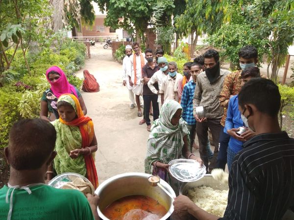 कोरोनाकाल में भर्ती मरीजों के परिजनों की कतार।