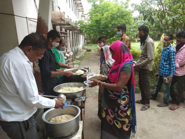 रिटायर्ड एएसपी की सोच बनी 25 लाख गरीबों को भोजन: 19 साल से जारी है सेवा का सफर, दान-पुण्य के नाम पर जुड़ चुके हैं 15 सौ ट्रस्टी, एक कील तक की होती है ऑडिट