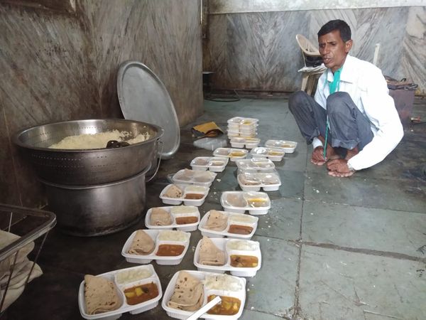 जेल के कैदियों और साथ आए पुलिस जवानों के लिए पैक हो रहा भोजन।