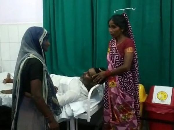 घायलों को पुलिस ने अस्पताल में भर्ती कराया।