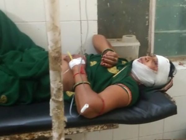 खूनी संघर्ष में घायल महिला।