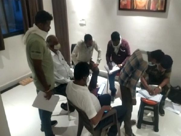 दोनों के शव को नीचे उतार कर फिर आगे की कार्रवाई की गई।