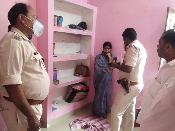 महिला से पूछताछ करती पुलिस। - Dainik Bhaskar