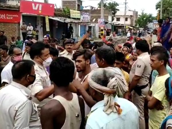 लोगों को समझाती पुलिस। - Dainik Bhaskar