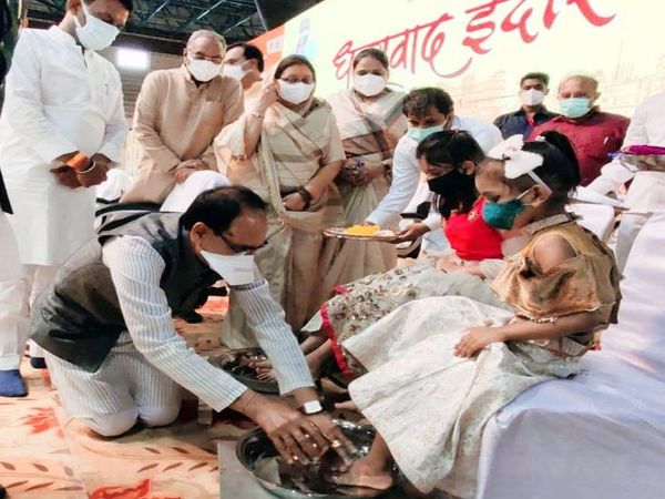 बेटियों का पूजन भी किया।