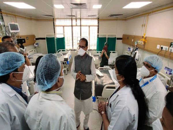 पीसी सेठी अस्पताल में स्टाफ से की मुलाकात।