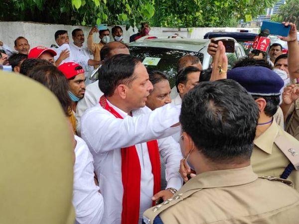 बरेली में पुलिसकर्मियों से सपाईयों की हुई नोकझोक।