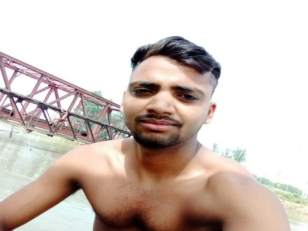 नहर में नहाने से पहले सत्यम द्� - Dainik Bhaskar