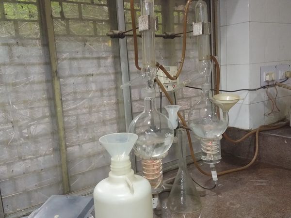 बांसवाड़ा की लैब में तैयार हो रहा डिस्टिल वाटर।