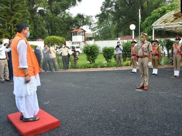 उत्तराखंड के मुख्यमंत्री पुष्कर सिंह धामी को देहरादून के बीजापुर सेफ हाउस में गार्ड ऑफ ऑनर दिया गया।