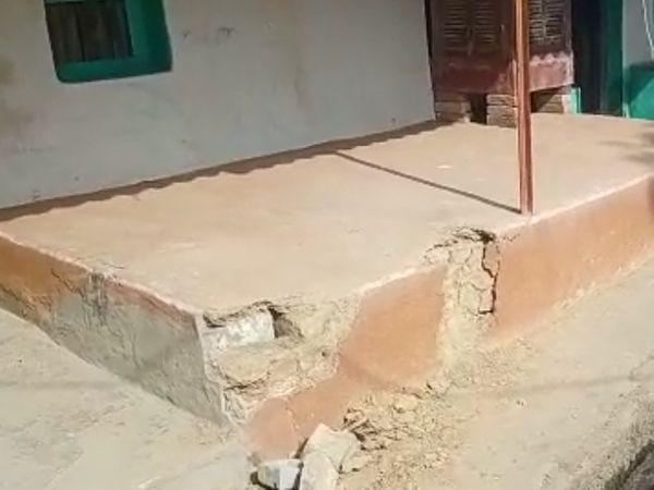 ट्रैक्टर की टक्कर से मकान के चबूतरा टूट गया
