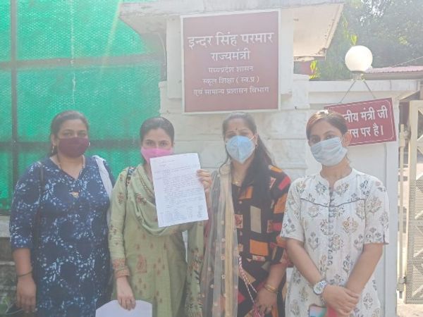 अपात्र हुई महिला उम्मीदवार अपनी शिकायत लेकर मंत्री परमार के बंगले पर पहुंची। - Dainik Bhaskar