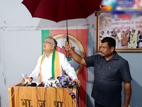 तस्वीर वीआईपी रोड स्थित डॉ रमन के बंगले की है, प्रेस कॉन्फ्रेंस के दौरान बारिश के बीच छत टपकने लगी। - Dainik Bhaskar