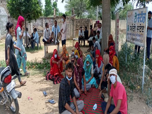 थाने के सामने धरना देते पीड़ित पक्ष