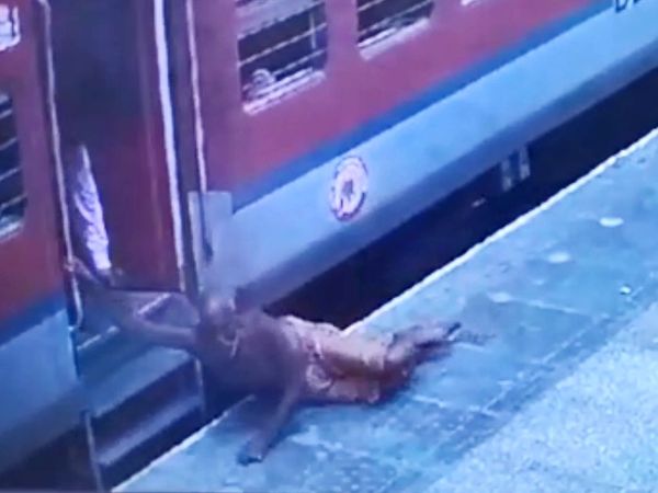 चलती ट्रेन से उतरने की कोशिश में ट्रेन और प्लेटफार्म के बीच बुजुर्ग फंस गया। - Dainik Bhaskar