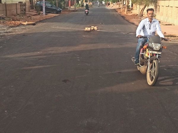 जैसा दाम वैसा काम: 8 साल पुराने रेट से 37 लाख में बनती आधा किमी सड़क, अब 26 लाख में दिया ठेका, घटिया सड़कें ही बनेंगी