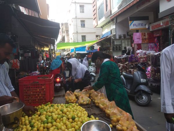 चौक बाजार में फुटकर व्यापारी ने नहीं लगाया मास्क।