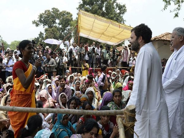 राहुल गांधी और भूपेश बघेल ने विस्थापन और हाथी के हमलों से प्रभावित कुदमुरा गांव के लोगों को संरक्षण का भरोसा दिया था।