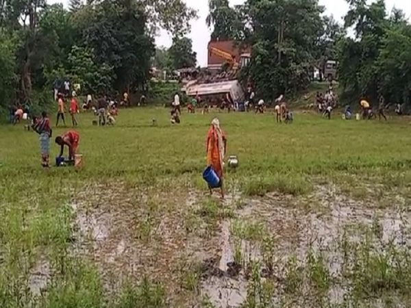 डीजल खेत में काफी दूर तक फैल गया था। चारों तरफ लोग डीजल भरने में मस्त थे।