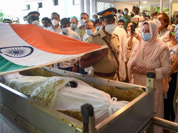 पद्म पुरस्कार और दादा साहेब फाल्के जैसे राष्ट्रीय सम्मानों से नवाजे गए दिलीप कुमार की अंतिम यात्रा शुरू होने के पहले उनकी पार्थिव देह पर तिरंगा लपेटा गया।