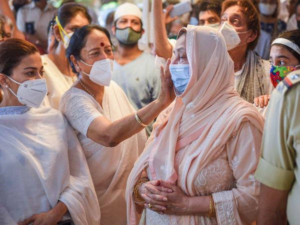 दिलीप साहब का जनाजा शुरू होने से पहले पत्नी सायरा बानो फफक पड़ीं, उन्हें परिवार के लोगों ने संभाला, दिलासा दिया।