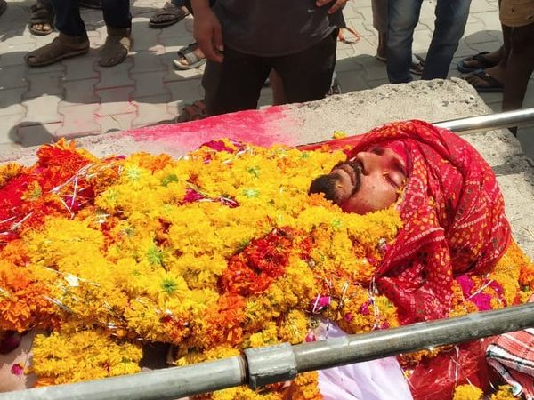 मृतक के शव को आज झालावाड़ लाया गया। पुलिस की मौजूदगी में शव का अंतिम संस्कार करवाया