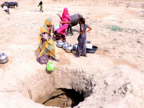 बेरी में से रस्सी के सहारे निकाला जाता है पानी।