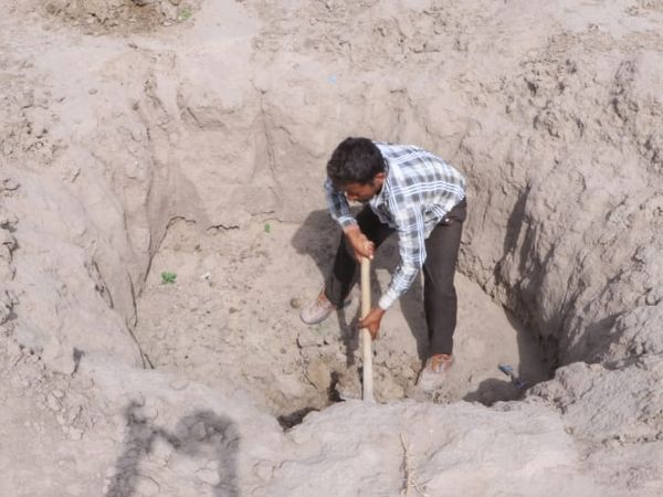 तालाब सूखने के बाद लोग बेरी खोदकर बुझाते हैं प्यास।