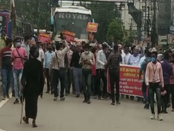 तीन बसें लेकर सड़क प्रदर्शनकारी उतरे, ट्रैफिक जाम के हालात बन गए।