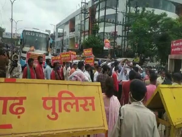 पुलिस ने बस स्टैंड से कुछ दूरी पर ही रोक लिया।