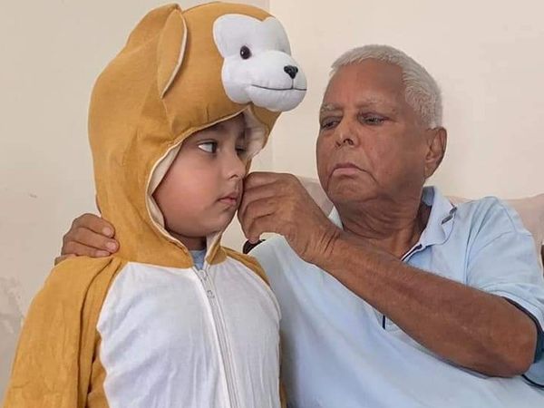 दिल्ली में नाती के साथ लालू प्रसाद।
