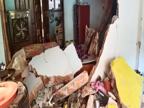 घर की दीवारें तक गिर गईं।