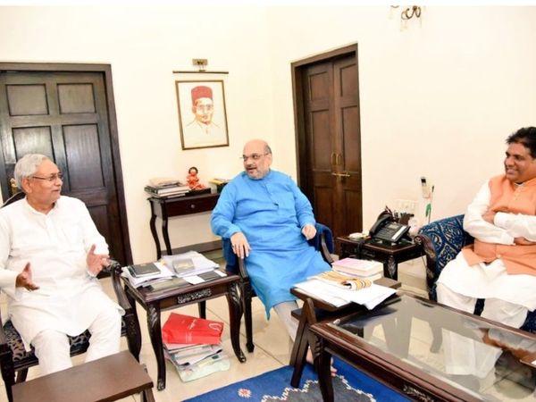 अमित शाह व नीतिश कुमार के साथ भूपेंद्र यादव।