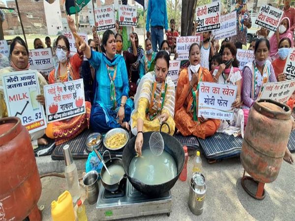 पानी में पकौड़े तल कर विरोध जताया