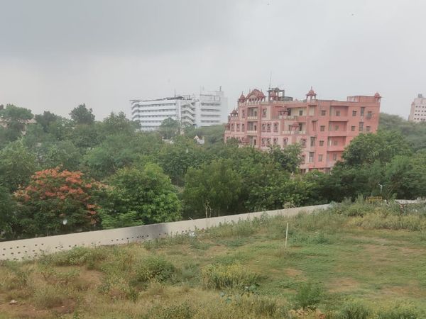 जयपुर में छाए काले बादल। कई क्षेत्रों में हुई बारिश।