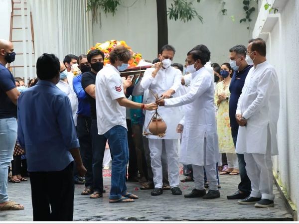 मां स्नेहलता को कंधा देते हुए चंकी पांडे।
