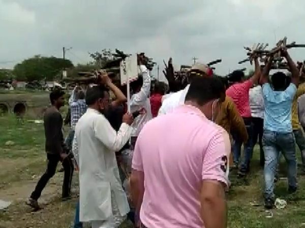 कांग्रेस तालाब में सिलेंडर बहाने के बार सिर पर लकड़ियां रखकर ले गए।