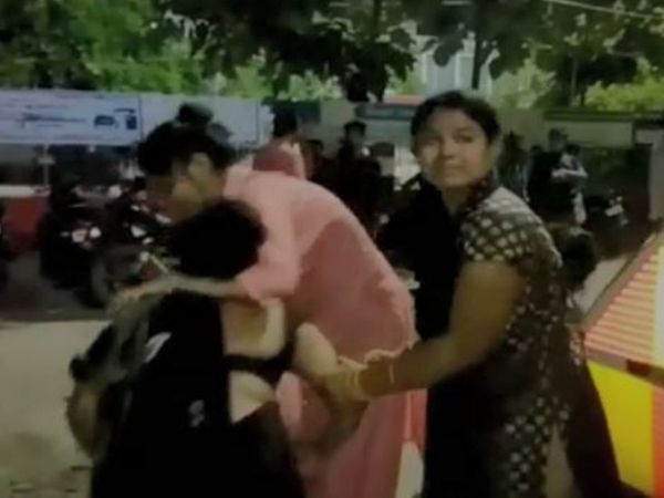 अस्पताल परिसर में बिलखते छात्र के परिजन। - Dainik Bhaskar