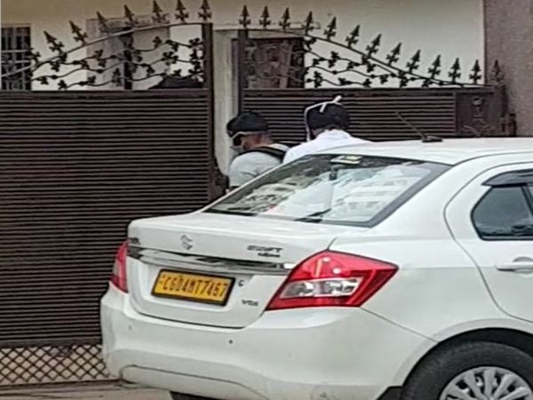 शुक्रवार को जब ये कार जीपी सिंह के बंगले के बाहर रुकी और इसमें उन्हीं की कद काठी का सिख युवक उतरा तो बाहर खड़ी पुलिस टीम चौंक गई थी।