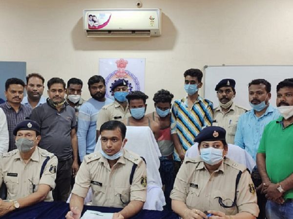 पुलिस ने चाकू से हमला करने वाले आरोपियों जग्गू साहू, सोनू प्रजापति और किशन को शनिवार को गिरफ्तार कर लिया है।