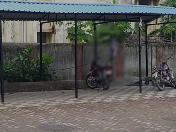 शनिवार सुबह बिजली विभाग के कर्मचारियों ने बाइक स्टैंड पर फंदे पर लटकी हुई उसकी लाश देखी।