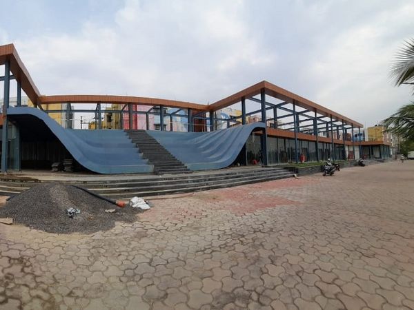 तालाब के इस हिस्से में प्रोजेक्ट जारी है।