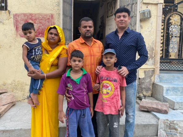 अपने परिवार के साथ शुभम।