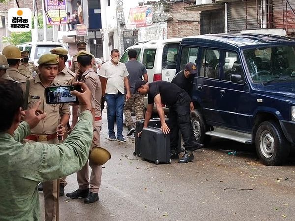 ATS की टीम ने आतंकयों के घर से कुकर बम समेत असलहा बरामद किया है।