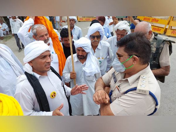 लघु सचिवालय के बाहर आंदाोलनकारी किसानों के साथ बात करती पुलिस।
