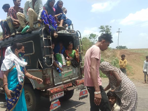 बदहवास युवक काे संभालती उसकी पत्नी।